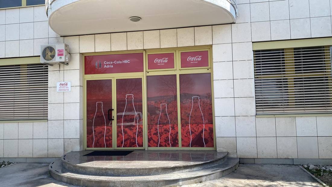 Oslikavanje izloga · Coca-Cola HBC