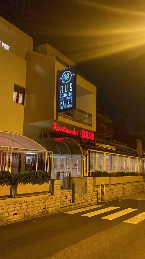 Svjetleća reklama · Restaurant RUS