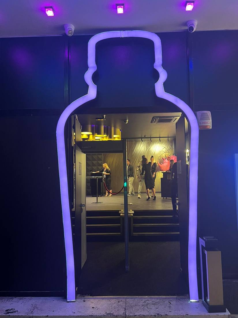 Svjetleći ulaz · klub